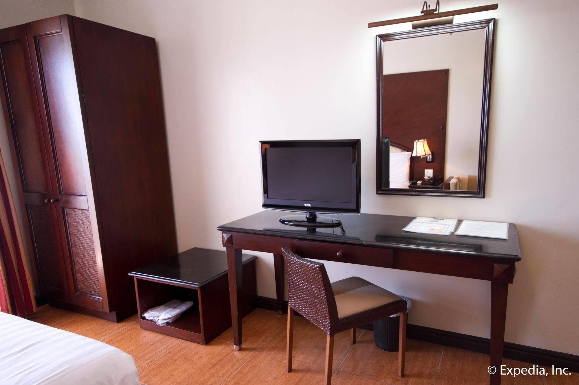 Egi Resort & Hotel Lapu-Lapu City Exteriör bild