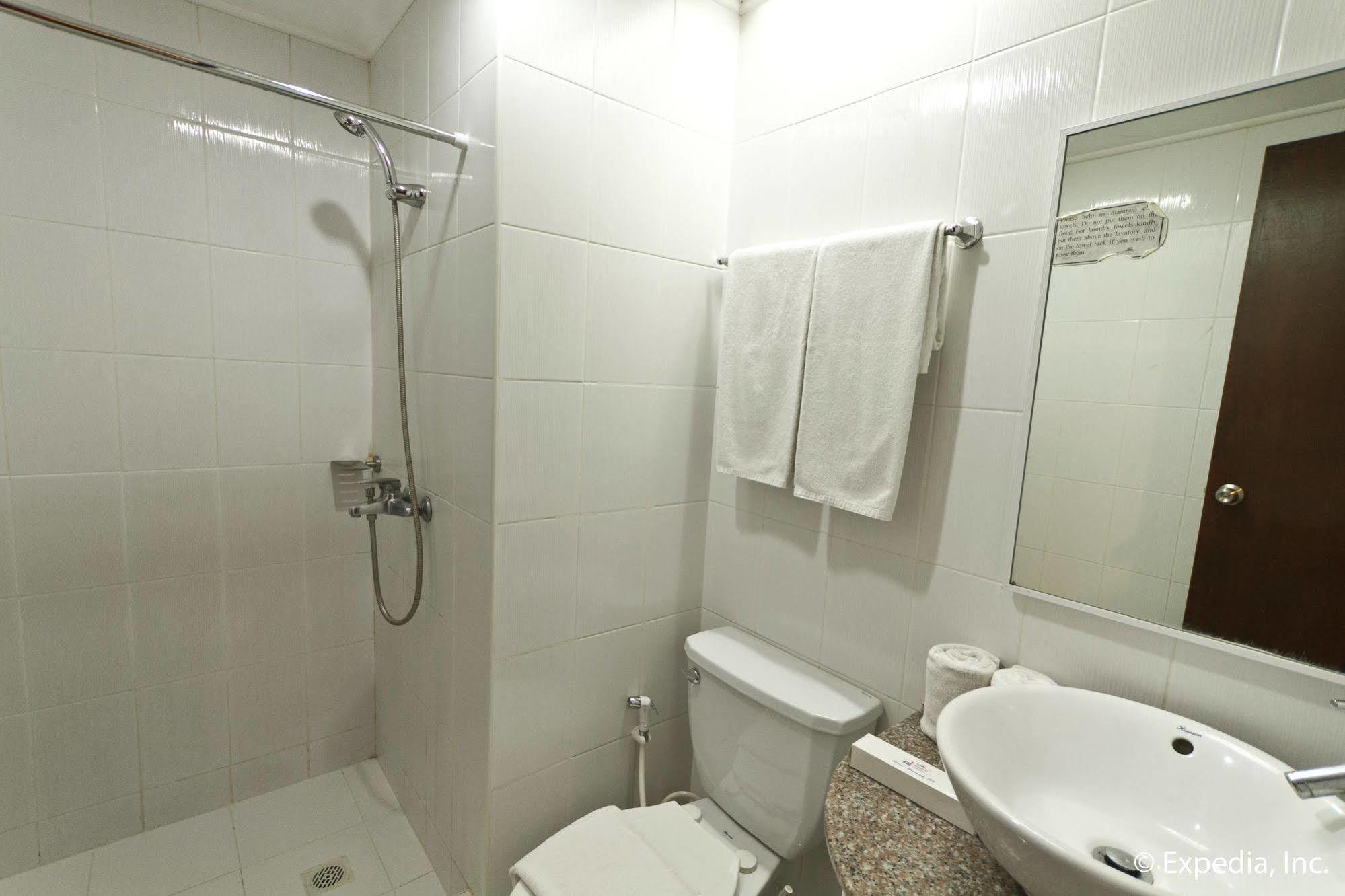 Egi Resort & Hotel Lapu-Lapu City Exteriör bild