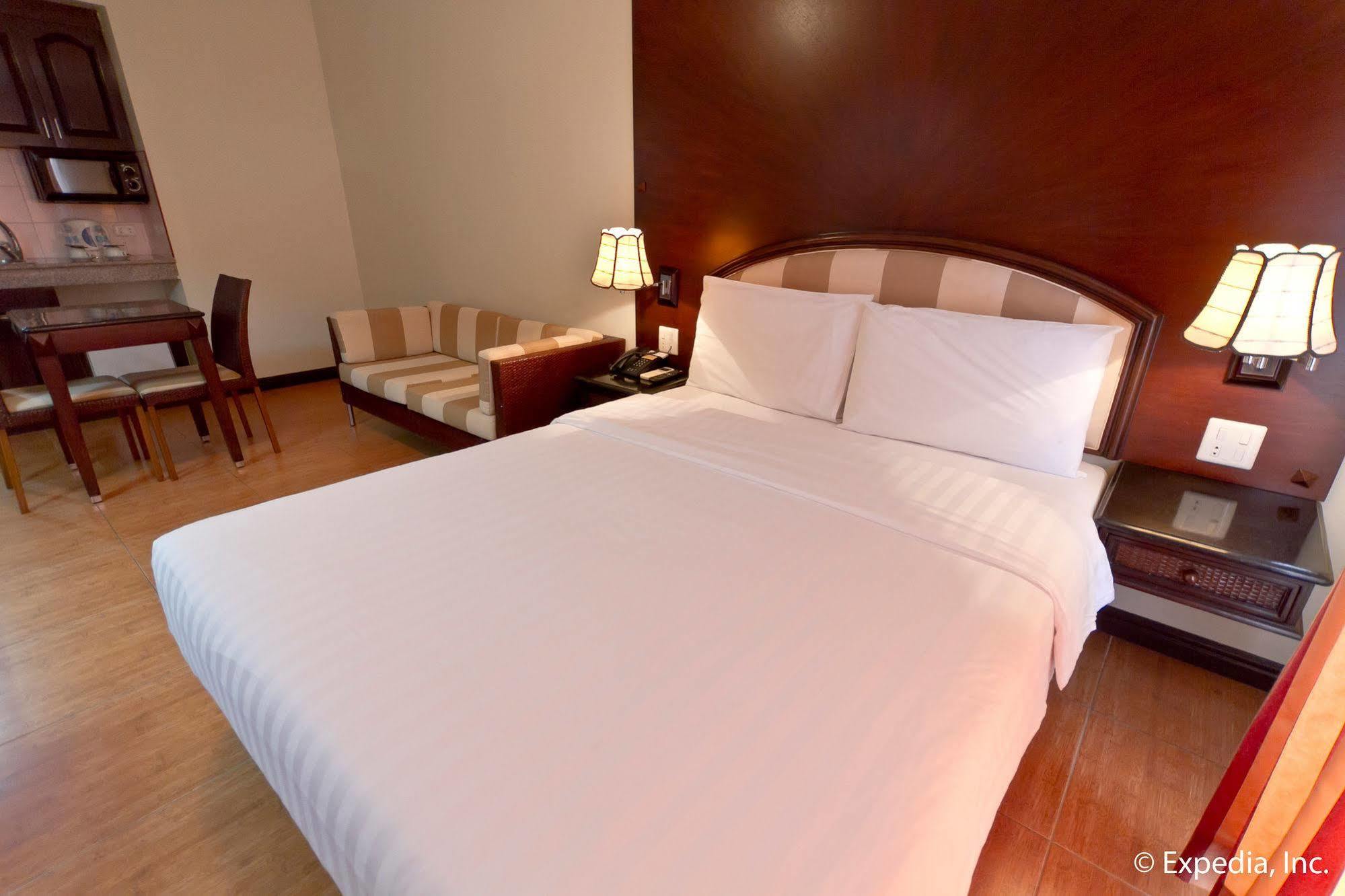 Egi Resort & Hotel Lapu-Lapu City Exteriör bild
