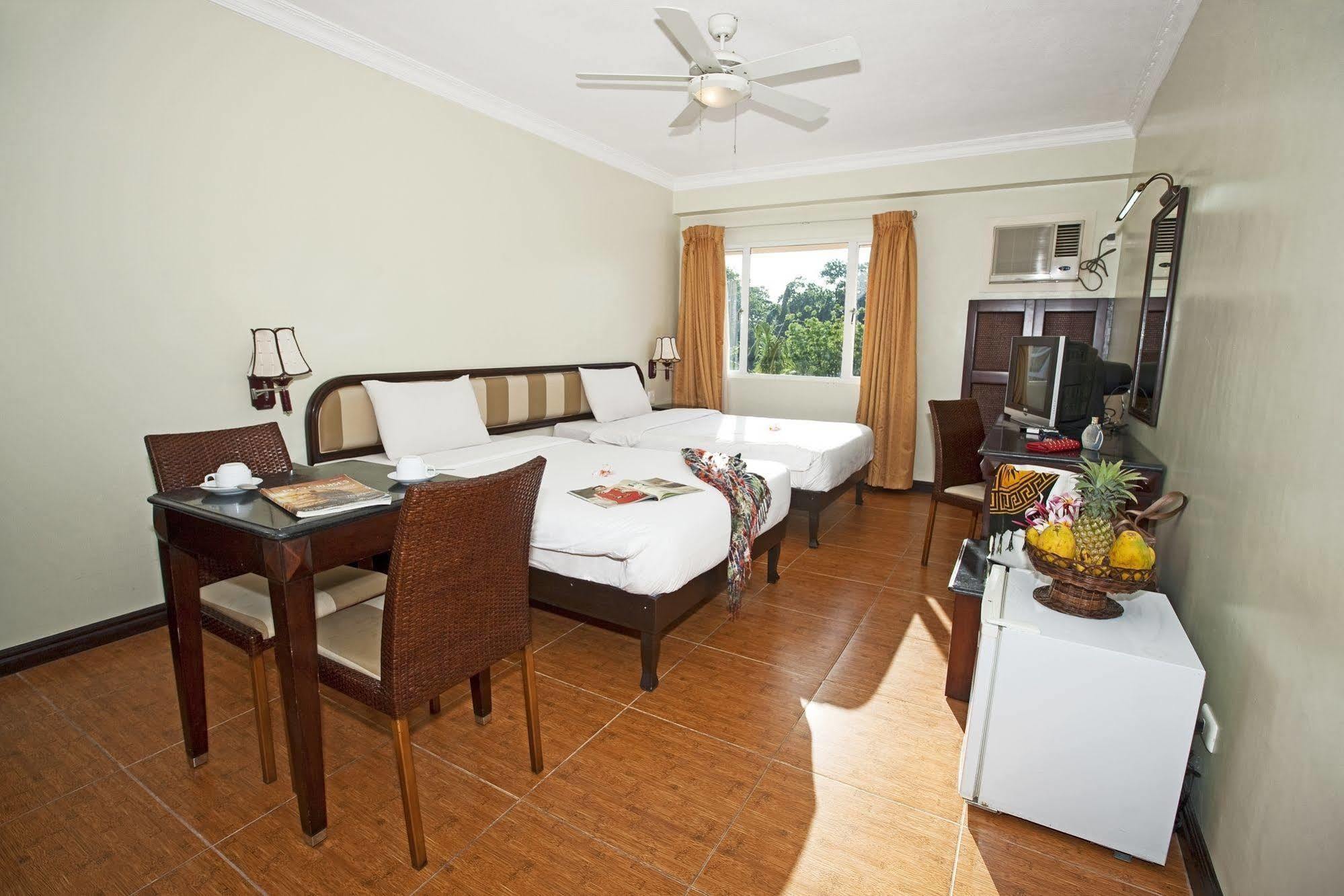 Egi Resort & Hotel Lapu-Lapu City Exteriör bild