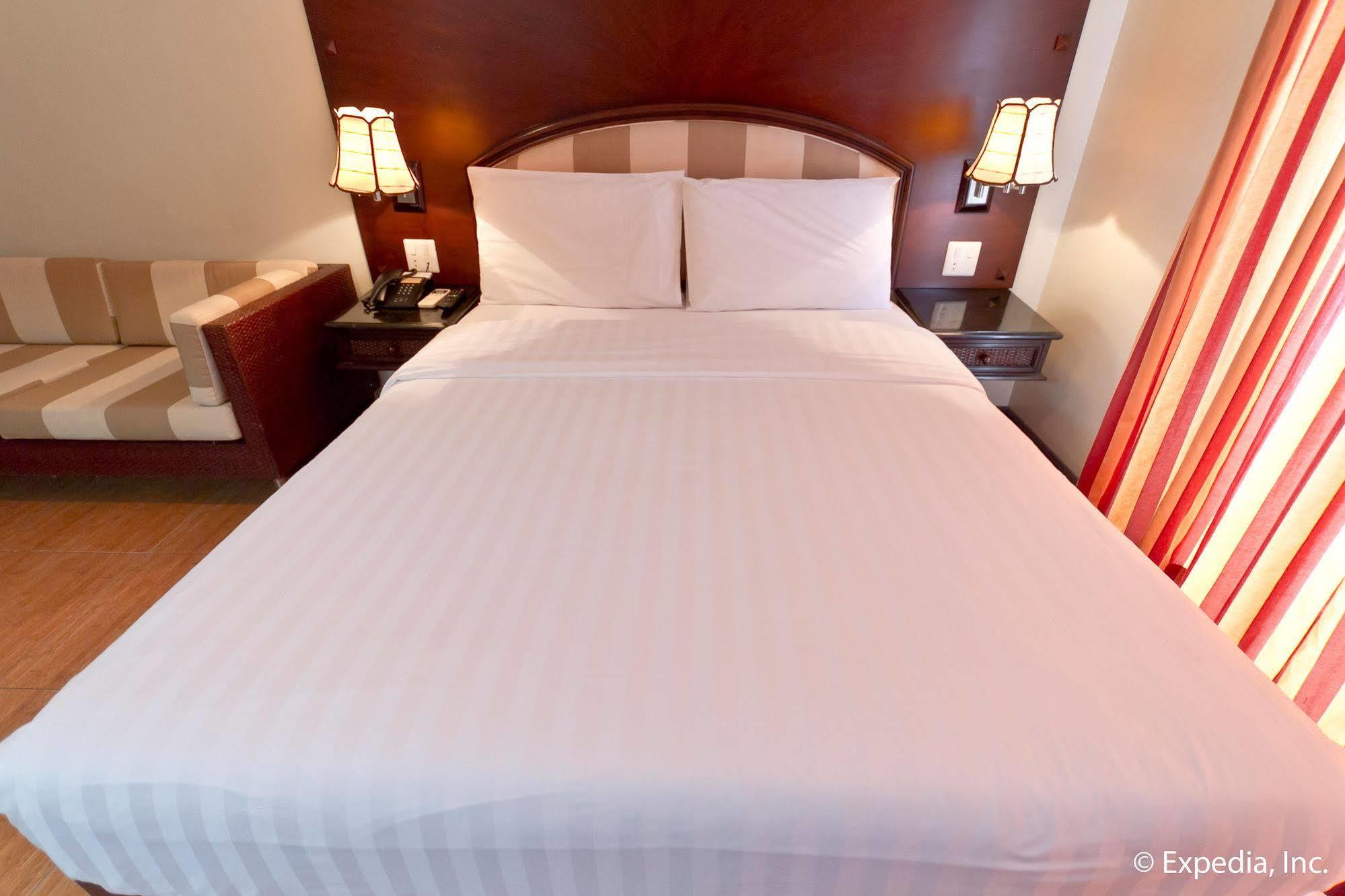 Egi Resort & Hotel Lapu-Lapu City Exteriör bild