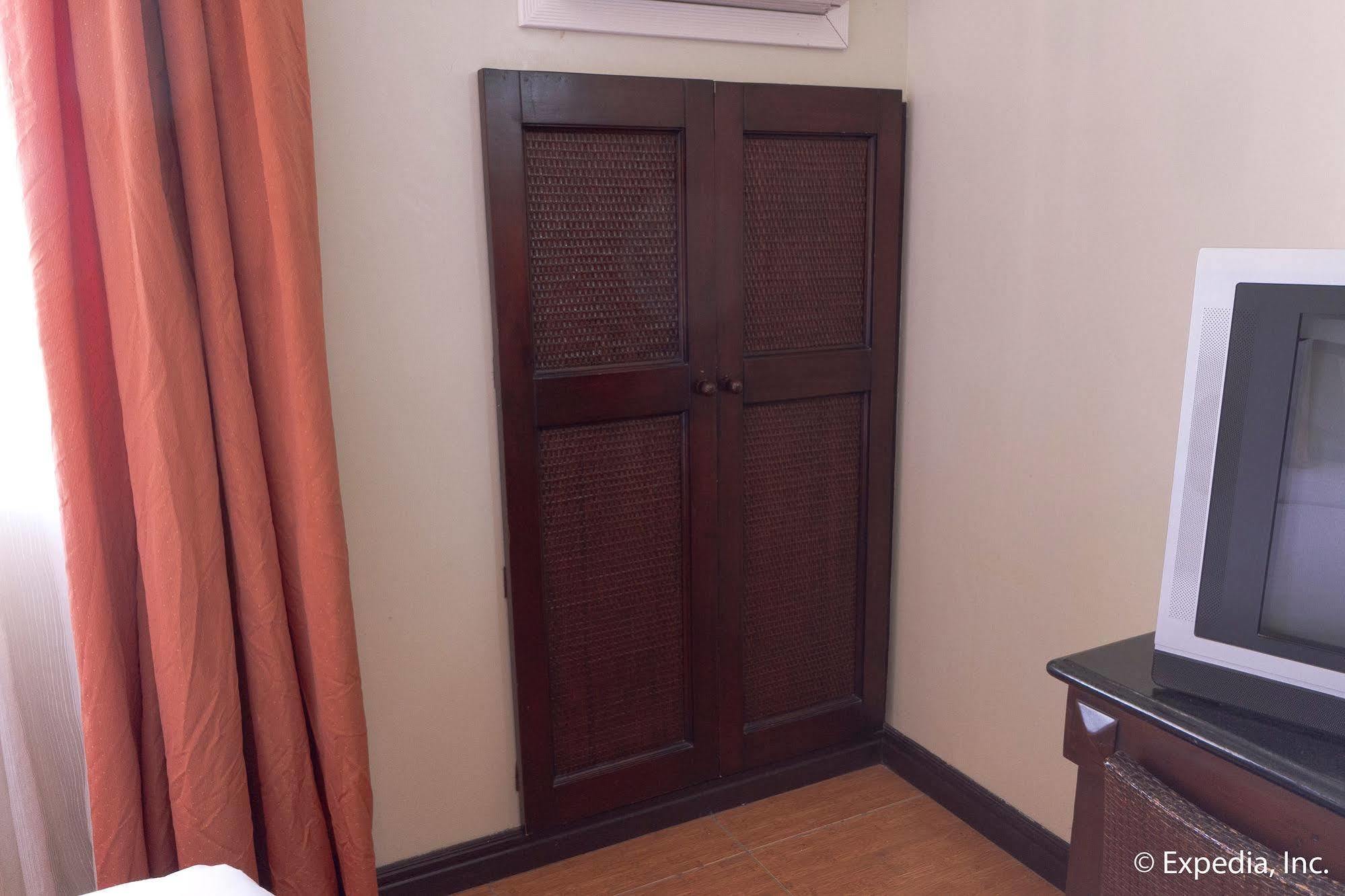 Egi Resort & Hotel Lapu-Lapu City Exteriör bild